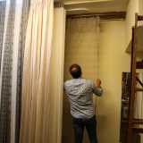 ...riproduce �artigianalmente� la stessa distanza tra suolo e soffitto della casa dei clienti, cos� da considerare l�altezza precisa e tagliare la stoffa della giusta misura